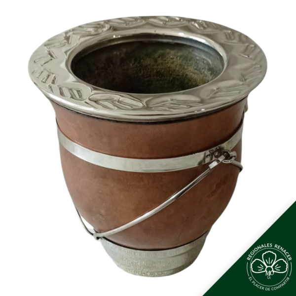 Mate Porongo criollo con base cerrada y virola de alpaca cincelada